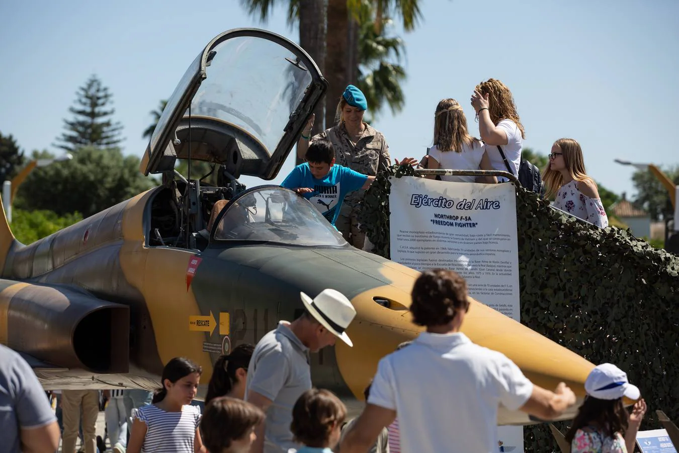 La exhibición del Eurofighter en el acuartelamiento de Tablada resonó en toda Sevilla